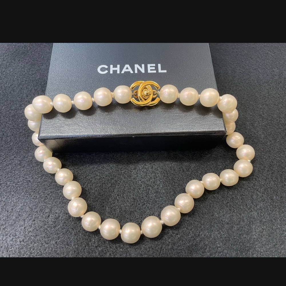 Vintage Chanel 1996 Pearl Necklace Choker with TurnLock Clasp